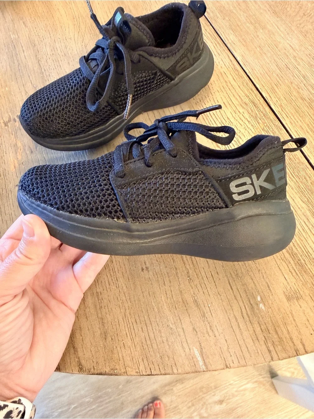 Black sketchers 11